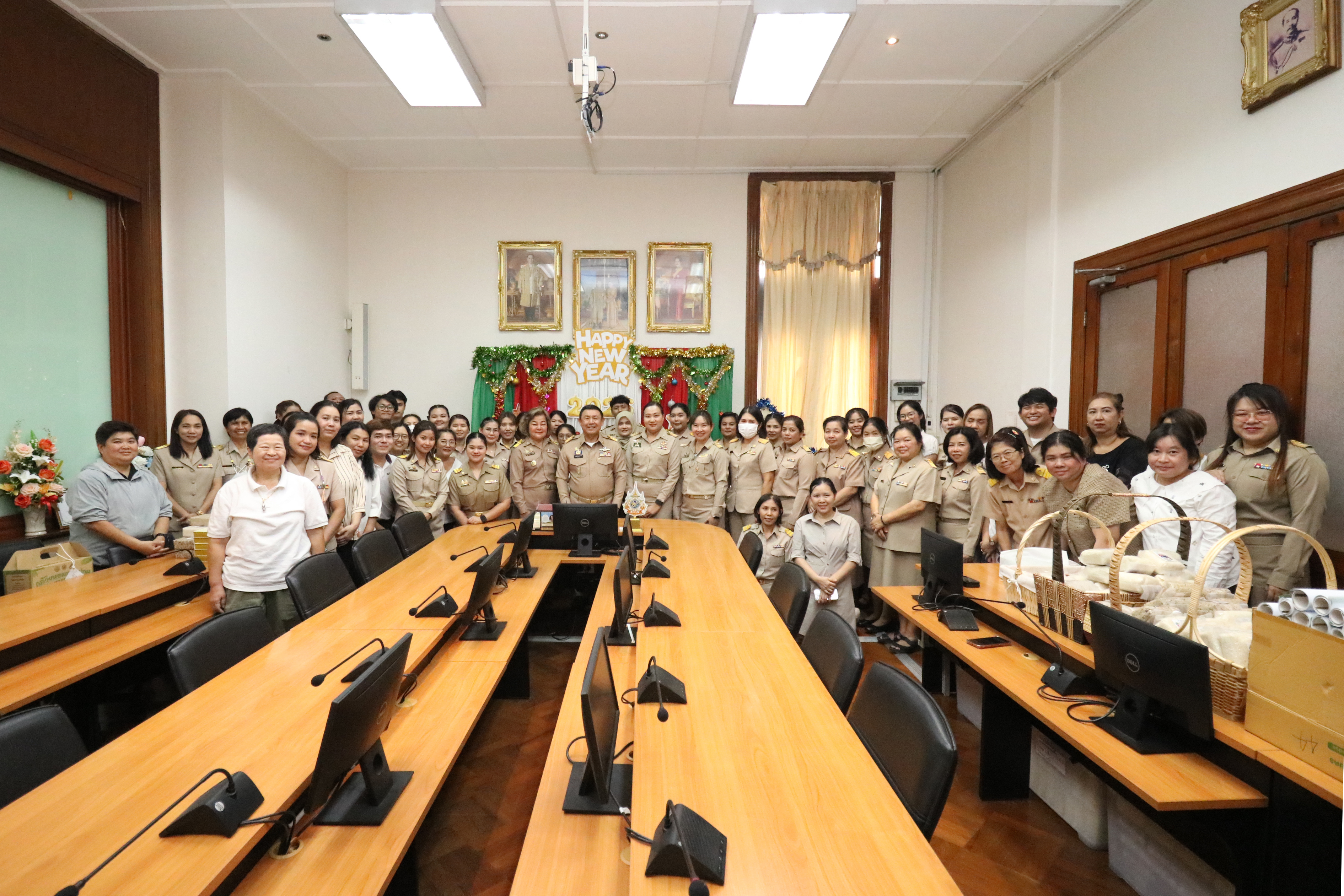 title - ส.ป.ก. ร่วมกัน สวัสดีปีใหม่ ผู้บริหารสำนักงานการปฏิรูปที่ดินเพื่อเกษตรกรรม พร้อมรับพรต้อนรับปีใหม่ 2569
